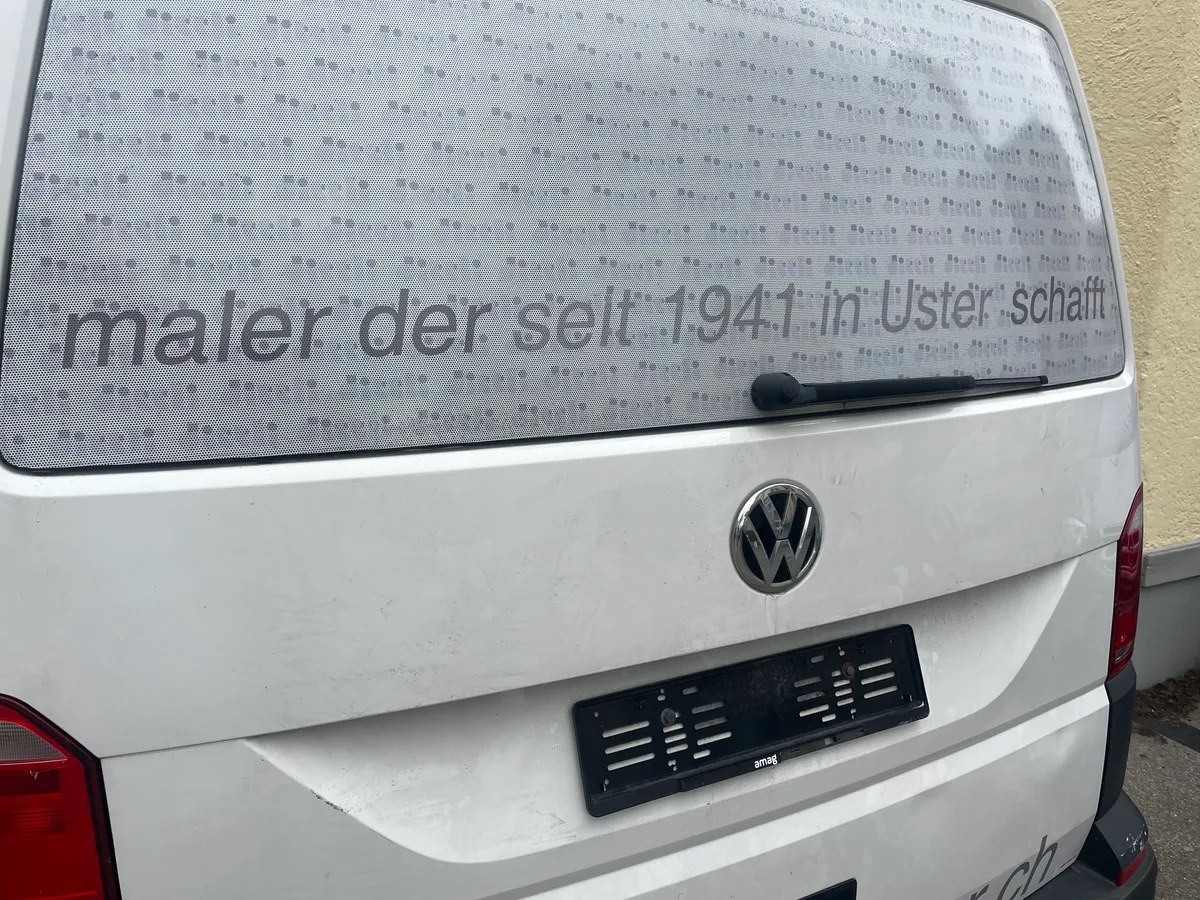 Weisser Lieferwagen von hinten ohne Nummer. 